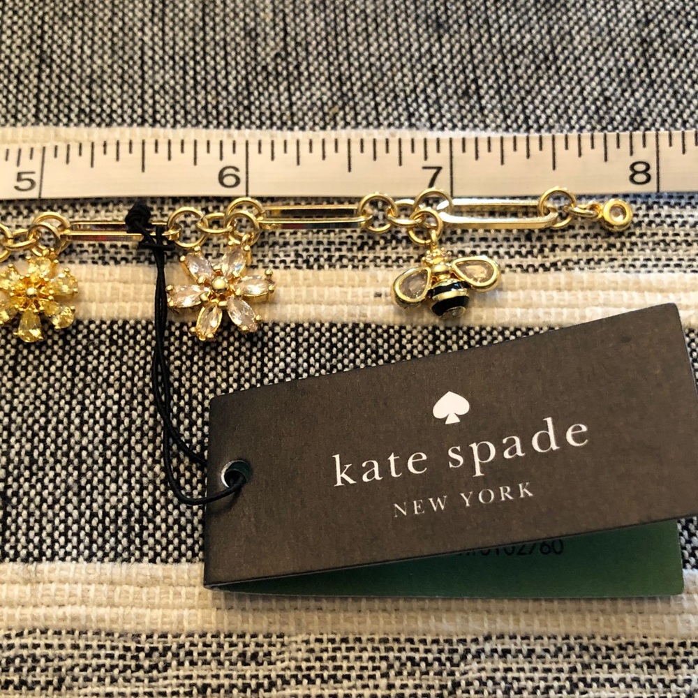 New with tag kate spade gold-tone bee & flower charm bracelet - Picture 5 of 5